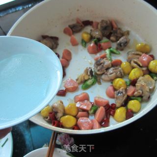 板粟火腿炒鸡的做法步骤：8