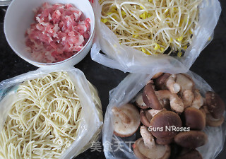 香菇卤面的做法步骤：1