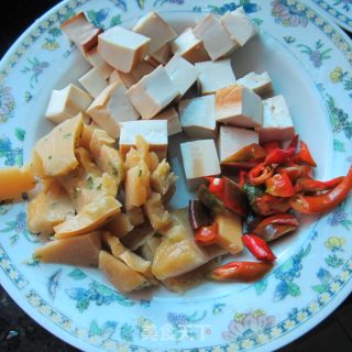 面筋豆腐丁的做法步骤：1