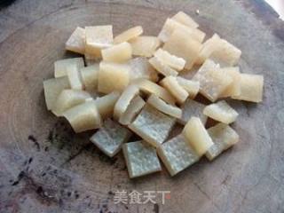 酸黄瓜炒猪皮的做法步骤：2