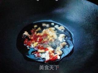 酸黄瓜炒猪皮的做法步骤：5