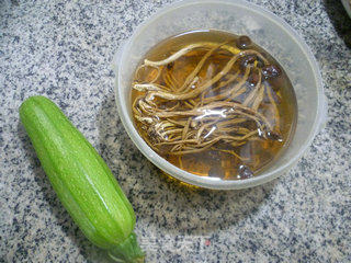 茶树菇炒西葫芦的做法步骤：1