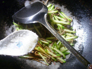 茶树菇炒西葫芦的做法步骤：10