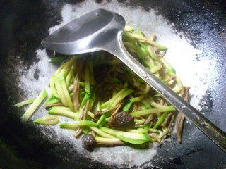 茶树菇炒西葫芦的做法步骤：12