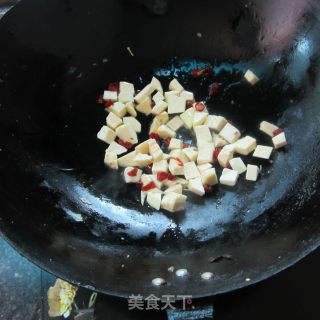 红薯丁炒蛋的做法步骤：4
