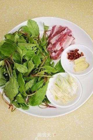 【五花肉炒萝卜叶】---春天里不要扔要的绿色健康美味的做法步骤：1