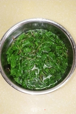 【五花肉炒萝卜叶】---春天里不要扔要的绿色健康美味的做法步骤：2
