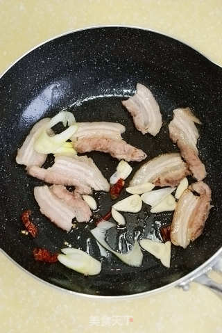 【五花肉炒萝卜叶】---春天里不要扔要的绿色健康美味的做法步骤：3
