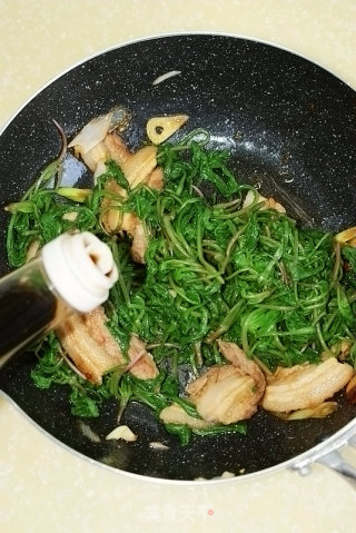 【五花肉炒萝卜叶】---春天里不要扔要的绿色健康美味的做法步骤：6