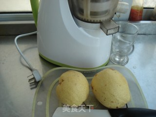 鲜榨梨汁的做法步骤：1