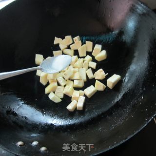 煮地瓜丁－－咖喱味的做法步骤：3
