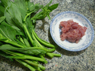 里脊肉炒油菜蕻的做法步骤：1