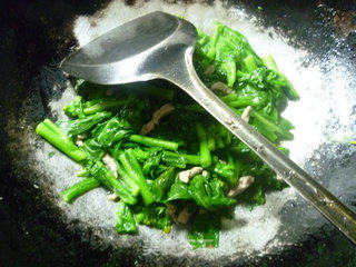 里脊肉炒油菜蕻的做法步骤：11