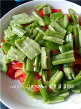 私房菜：双椒炒火腿的做法步骤：2