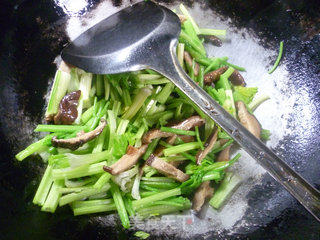 香菇炒芹菜的做法步骤：6