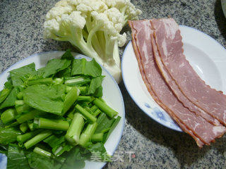 油菜蕻培根炒花菜的做法步骤：1