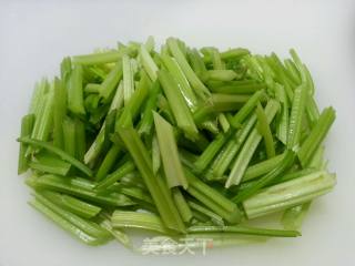 芹菜炒土豆丝的做法步骤：2