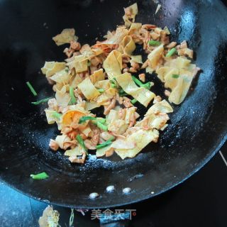 干萝卜炒蛋皮的做法步骤：7
