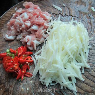 土豆丝炒肉的做法步骤：2
