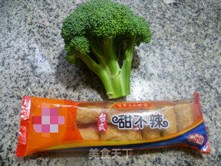 西兰花炒甜不辣的做法步骤：1