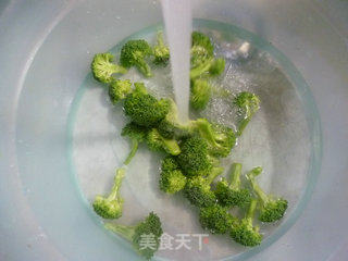 西兰花炒甜不辣的做法步骤：2