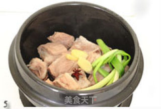 白萝卜枸杞排骨汤的做法步骤：5