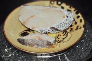 豆酥蒸鳕鱼的做法步骤：2