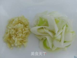 菠菜拌猪肝的做法步骤：1