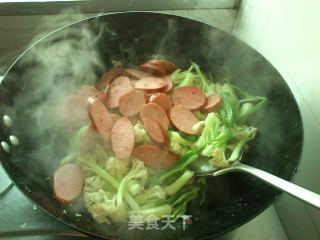 烤肠炒有机花菜的做法步骤：5