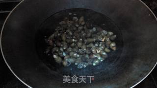 麻辣酒香炒螺的做法步骤：2