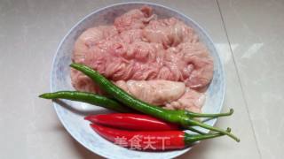 麻辣肥肠的做法步骤：1