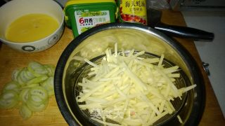 酱鸡蛋炒土豆丝的做法步骤：1