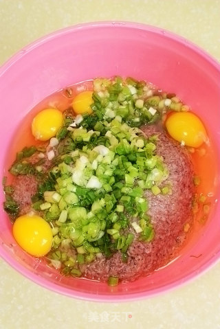 【葱香蜢子虾鸡蛋饼】---味道极鲜的袖珍虾的做法步骤：3
