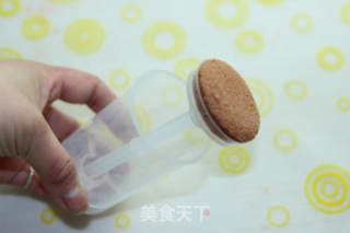 五彩推推乐小蛋糕——风靡欧美Cake Push Pops（高、大、上）的做法步骤：4