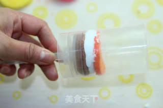 五彩推推乐小蛋糕——风靡欧美Cake Push Pops（高、大、上）的做法步骤：6