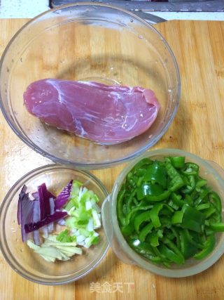 尖椒炒肉粒的做法步骤：1