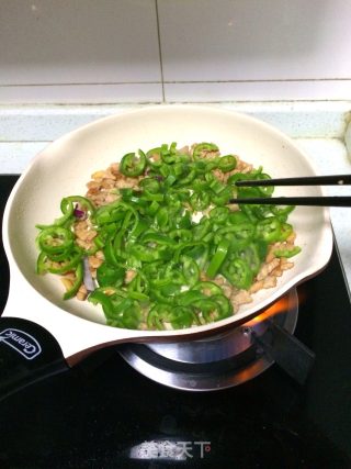 尖椒炒肉粒的做法步骤：7