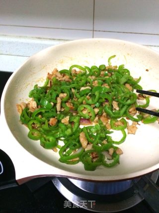尖椒炒肉粒的做法步骤：8