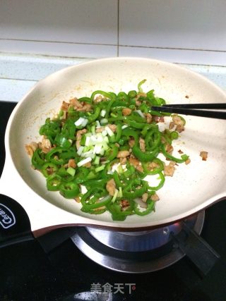 尖椒炒肉粒的做法步骤：9