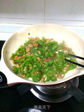 尖椒炒肉粒的做法步骤：10