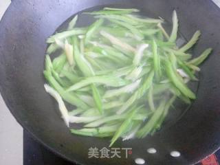 芹菜炒土豆片的做法步骤：1