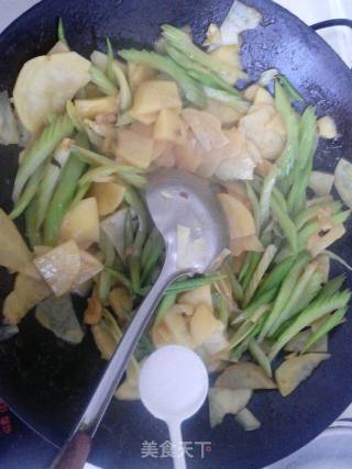 芹菜炒土豆片的做法步骤：9