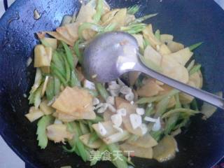 芹菜炒土豆片的做法步骤：11