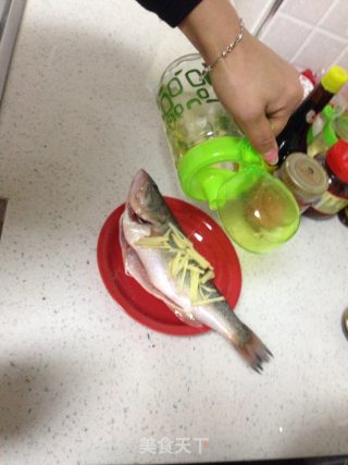 清蒸鲈鱼的做法步骤：1