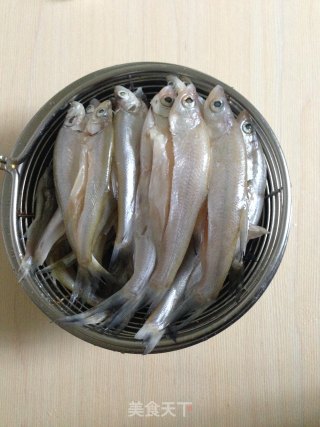 烤仔鱼的做法步骤：1