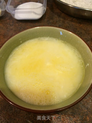 幸福豆沙面包圈&"鸡腿"面包的做法步骤：1