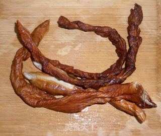 萝卜丝炒腊大肠的做法步骤：1