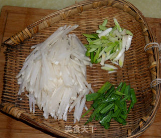 萝卜丝炒腊大肠的做法步骤：3
