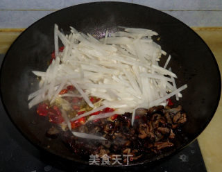 萝卜丝炒腊大肠的做法步骤：9