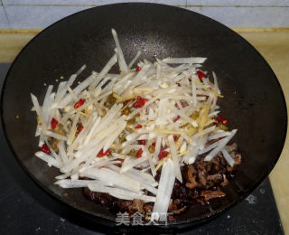 萝卜丝炒腊大肠的做法步骤：10
